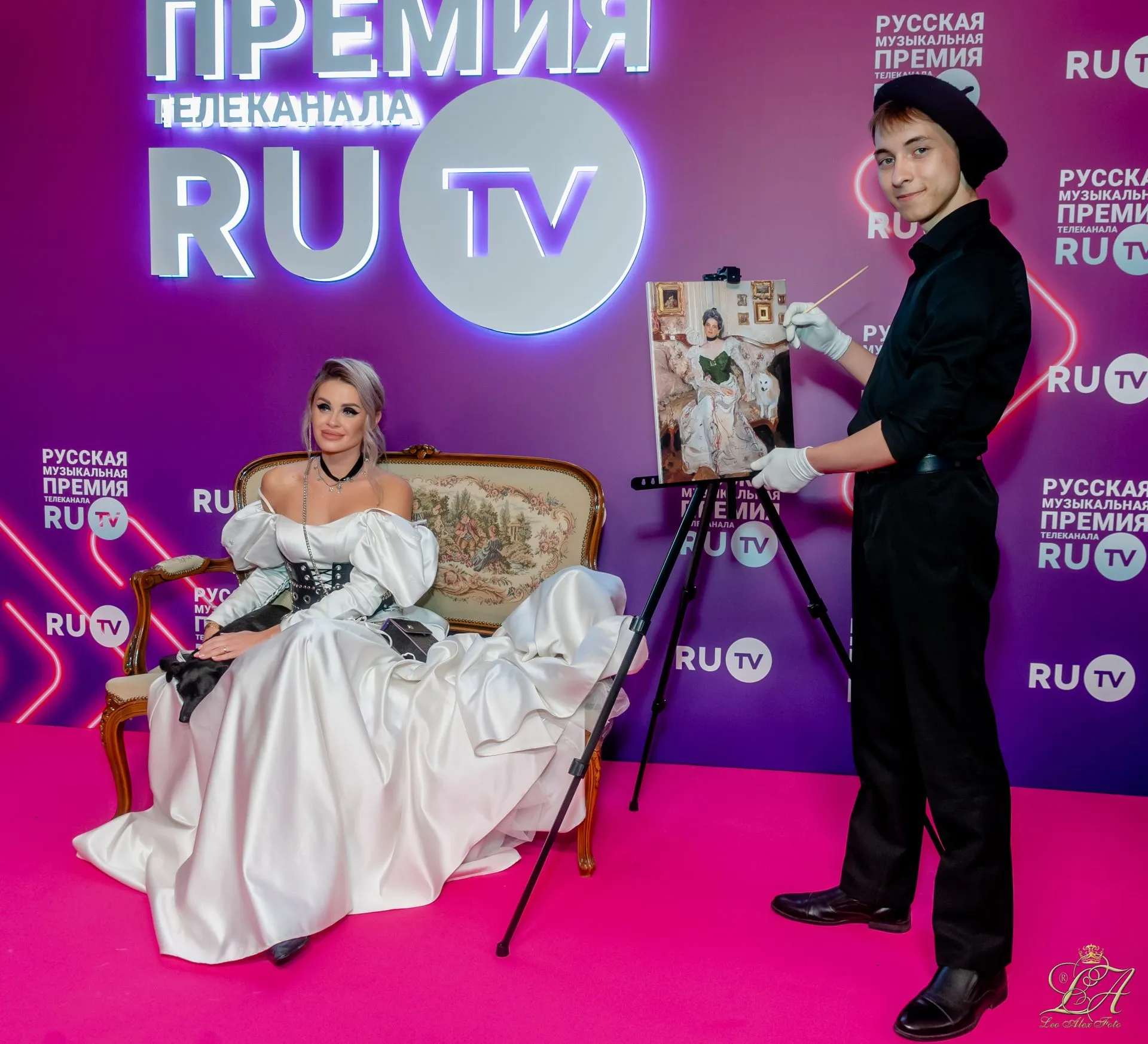 Эпатажный выход Helen Yes на маджентовой дорожке премии RU.TV, 2023